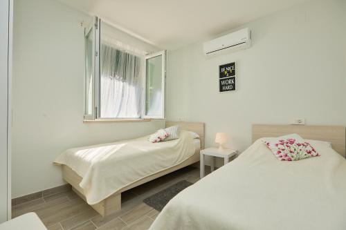 מיטה או מיטות בחדר ב-STIGA 2 - two bedroom ap.