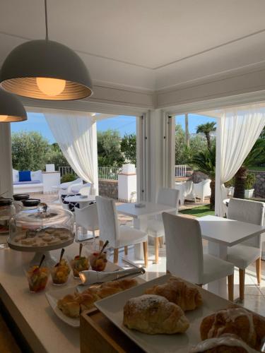 una sala da pranzo con tavolo e cibo di Bettola Del Re Capri Home boutique b&b ad Anacapri