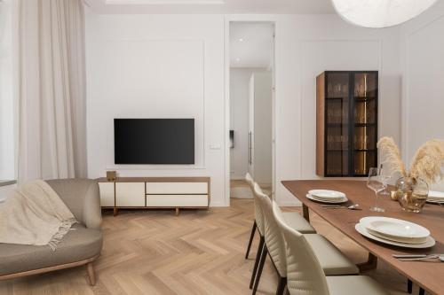 Μια τηλεόραση ή/και κέντρο ψυχαγωγίας στο Plaza Apartments
