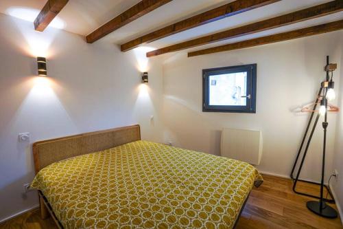 1 dormitorio con 1 cama en una habitación con ventana en Le petit Corum - HH, en Montpellier