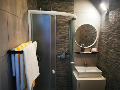 een badkamer met een wastafel en een spiegel bij Rose 8 Bled in Bled