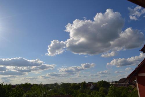 a blue sky with clouds in the sky at Pensiunea Christiana in Arad