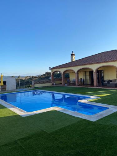 una piscina en el patio de una casa en Casa Rural Montes de Trigo, en Jerez de los Caballeros
