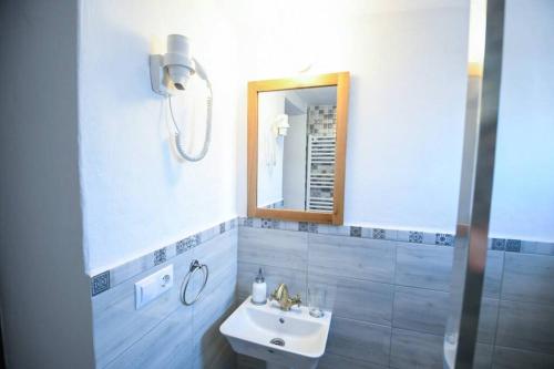 a bathroom with a sink and a mirror at Casa Lörinczi in Sighişoara