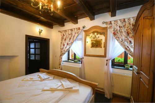 1 dormitorio con 1 cama con 2 toallas en Casa Lörinczi, en Sighişoara