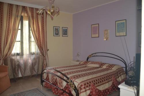 a bedroom with a bed and a window at B&B Fra e Fe in Arborea 