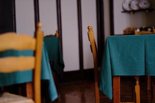 une table avec un tissu de table vert dans l'établissement Hotel Villa Tedaldi, à Gressoney-Saint-Jean