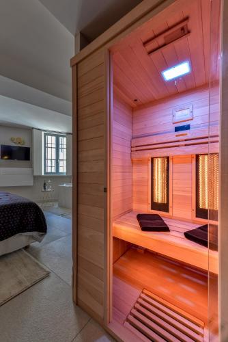Cette chambre dispose d'un sauna et d'un lit. dans l'établissement Les Gîtes de Laure - O Lit Divin, Instant de volupté, BALNEO SAUNA, Climatisation, Netflix, 160m de la Cité Médiévale, à Carcassonne