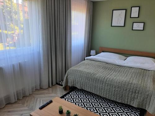 niewielka sypialnia z łóżkiem i oknem w obiekcie Gray House Apartmán w mieście Zlaté Hory