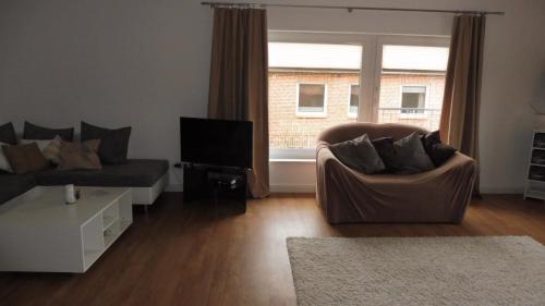 a living room with a couch and a tv at Zimmer 4 + 5 zusammen gemietet ein Apartment in Bachenbrock