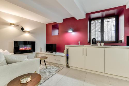 Les Gîtes de Laure - O Lit Divin, Instant de volupté, BALNEO SAUNA, Climatisation, 160m de la Cité Médiévale