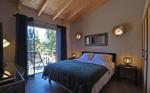 Version Lodge tesisinde bir odada yatak veya yataklar