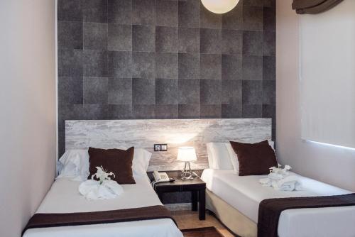 A bed or beds in a room at Hotel Ancora
