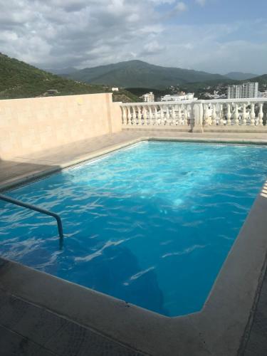 Una gran piscina azul en la parte superior de un edificio en Edificio Excalibur, en Santa Marta