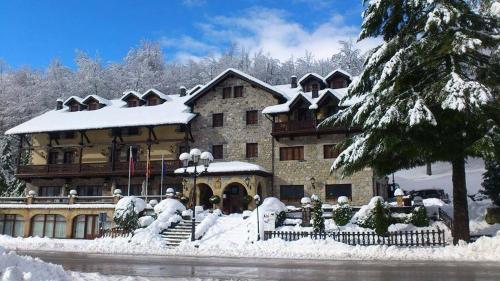 um grande edifício coberto de neve em Hotel Rebeco em Fuente Dé