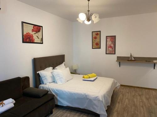 ママイアにあるArgos Summerland Apartmentの小さなベッドルーム(ベッド1台、ソファ付)