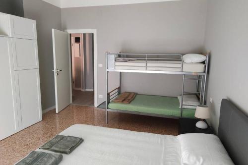 Giường tầng trong phòng chung tại Incantevole appartamento sul mare - Borgo Marina