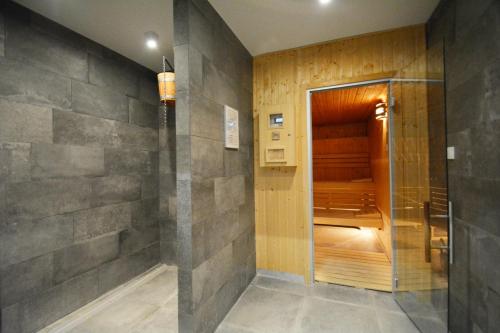 uma casa de banho com uma cabina de duche ao nível do chão e um closet. em Apartament z widokiem, osiedle FENIKS em Kolobrzeg