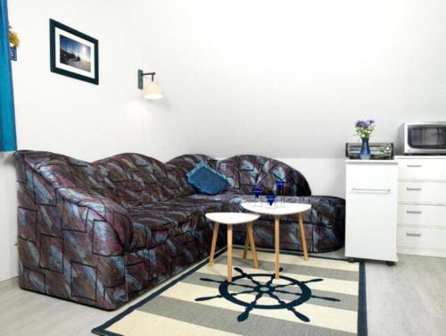 uma sala de estar com um sofá e duas mesas em Wolkenlos em Insel Poel