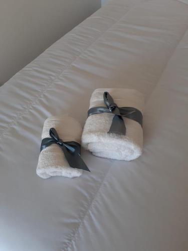 2 toallas con arcos negros en una cama en Monoambiente Puerto de Olivos in 
