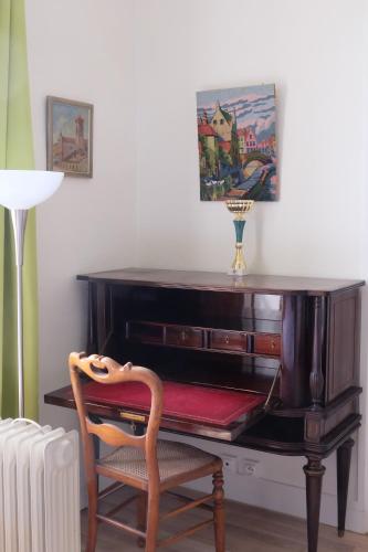 un bureau avec une chaise en face d'une table dans l'établissement Le Gros Chigy Château, à Saint-André-le-Désert