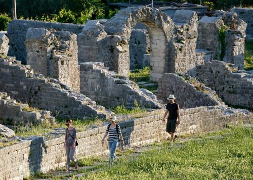 a group of people walking on the ruins of aiseum at Apartment Fila i Jure in Solin