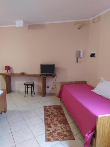 オリアストロ・チレントにあるCasa Cilento - Appartamento per locazione turisticaのベッドルーム1室(ベッド1台、デスク、コンピュータ付)