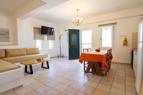 Foto dalla galleria di Panoramic port view apartment a Ios Chora