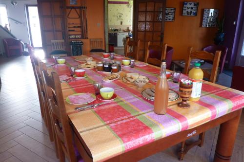 una mesa de madera con comida y bebidas. en VILLA CHANTAL, en Verdún