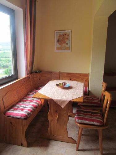 a table and chairs in a room with a window at Ferienwohnung Simon in Reil