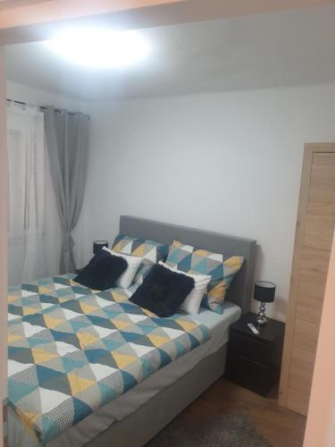uma cama com almofadas num quarto em MINT APARTMENTS em Zadar