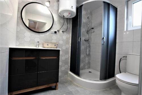 y baño con lavabo, aseo y espejo. en Domek pod Ślężą, en Marcinowice