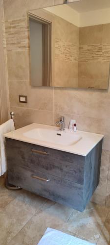 bagno con lavandino e specchio di Manuel Guesthouse Arta terme ad Arta Terme