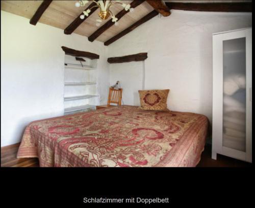 1 dormitorio con 1 cama grande en una habitación en Casa Costa - Ruhe und Natur pur, en Carpasio