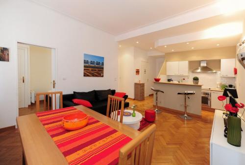 eine Küche und ein Wohnzimmer mit einem Esstisch in der Unterkunft Le Savoy Palace - Five Stars Holiday House in Nizza