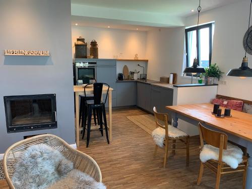 a kitchen and living room with a table and chairs at Haus & Hof Guest House in Perl