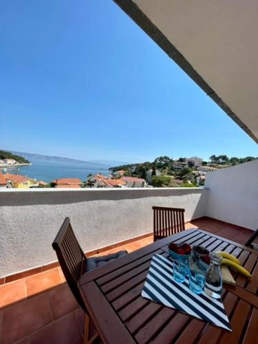 stół na balkonie z widokiem na ocean w obiekcie Apartment Frina I, Island Hvar w mieście Jelsa