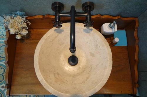 un lavandino in bagno con bancone in legno di AMALOUYSE Chambre de charme au cœur des châteaux de la Loire a Montlouis-sur-Loire