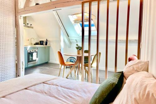 - une chambre avec un lit et une table offrant une vue sur l'océan dans l'établissement Le Matisse, à Bourges