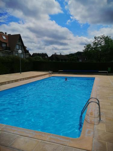 une grande piscine avec de l'eau bleue dans l'établissement L'Escale à Deauville, à Deauville