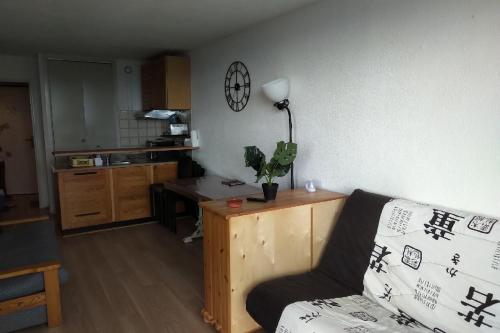 豐羅默奧代洛維亞的住宿－Appartement 604 avec vue sur la vallée de la Cerdagne，带沙发的客厅和厨房