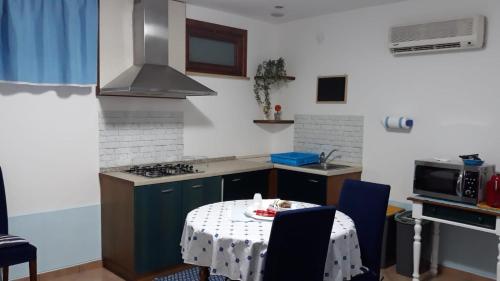 Η κουζίνα ή μικρή κουζίνα στο Appartamentino Cinisi
