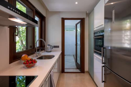 Una cocina o zona de cocina en Frontline Beach Apartamento en planta baja con jardín privado, Doncella Beach.