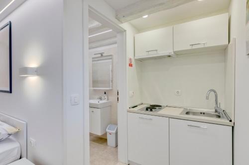 A kitchen or kitchenette at Apartment light in Pula