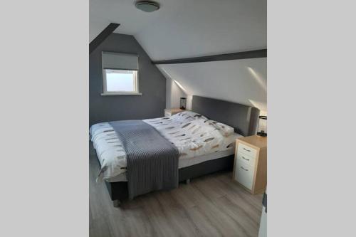 Postel nebo postele na pokoji v ubytování Zomerhuis Strand 28