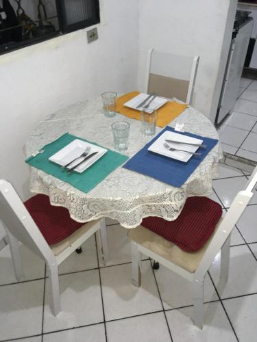 Gambar di galeri bagi Quarto INDIVIDUAL Casa Super Aconchegante WIFI 350 MEGA di Osasco