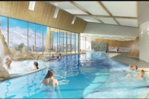 une grande piscine avec des gens dans l'eau dans l'établissement Appartement duplex 7 pers 3 chambres pied des pistes La Joue du Loup, à Saint-Étienne-en-Dévoluy