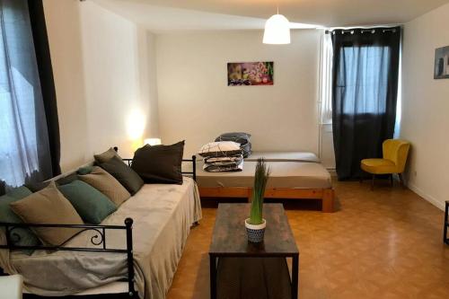 un salon avec un canapé et une table dans l'établissement Appart T2 spacieux proche Gare TGV, au Mans