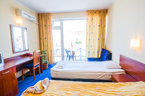 Postel nebo postele na pokoji v ubytování Family Hotel Eliri