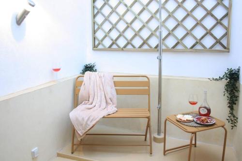 een stoel en een tafel met een glas wijn bij Easy4Stay by City Center I in Portimão